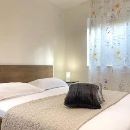 Apartmani Komin Pakoštane Exterior foto