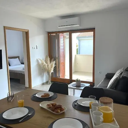 Apartmani Komin Pakoštane Exterior foto